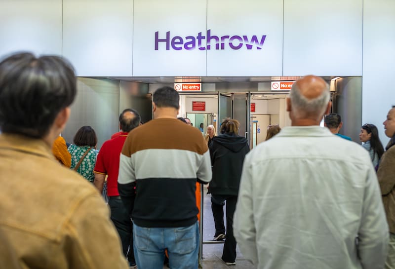 El aeropuerto de Heathrow, uno de los principales puntos de entrada al Reino Unido, aplica el sistema de control migratorio que verifica si los viajeros cuentan con la autorización ETA.