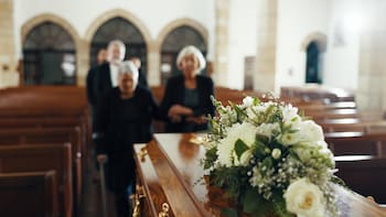 Cuando fallece el titular de una cuenta bancaria, ¿qué deben hacer los familiares para no heredar deudas?