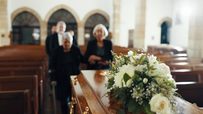 Cuando fallece el titular de una cuenta bancaria, los familiares deben seguir pasos clave para evitar heredar deudas o perder el acceso al dinero.