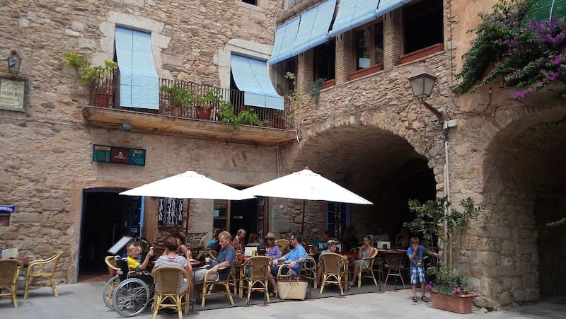 La oferta gastronómica y las terrazas al aire libre han convertido a Peratallada en una escapada habitual para quienes recorren el interior de Girona y la Costa Brava.