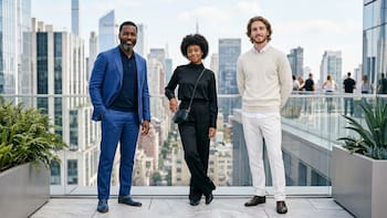 Ni azar ni moda: qué revela la psicología sobre las personas que eligen vestirse de azul, negro o blanco