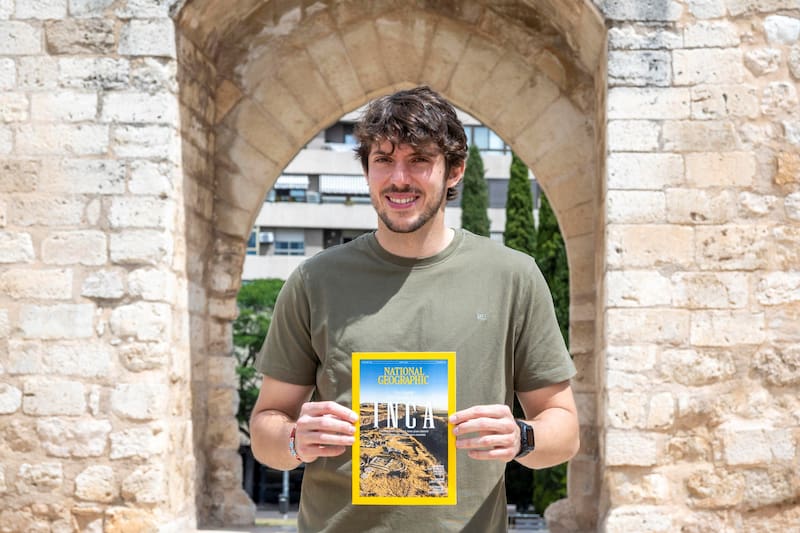 Un equipo formado por el periodista ciudadreleño Alejandro Muñoz (en la imagen) y el fotógrafo canario Arturo Rodríguez han logrado situar en la portada mundial de National Geographic la investigación sobre la posible localización del templo perdido de Ancocagua. (Foto: EFE)