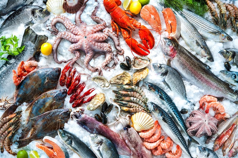 Camarones, langostinos, mejillones y calamares: por qué recomiendan no comprar estas conservas en el supermercado si están en este estado