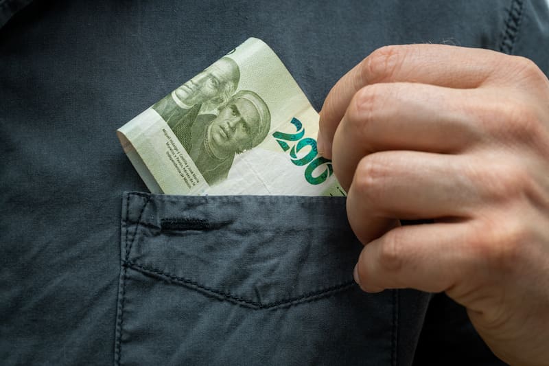 Triple depósito en enero: los pensionados mayores de 65 años registrados en ambos programas podrán recibir simultáneamente su pensión, el aguinaldo pendiente y la Pensión del Bienestar. Fuente: Shutterstock.