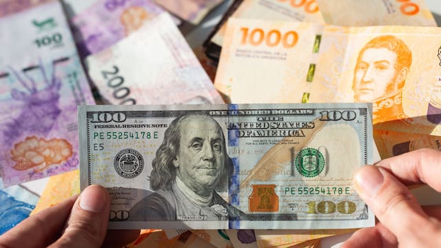 El peso es la moneda con mejor performance regional: por qué sube el dólar en el mundo y cómo impacta