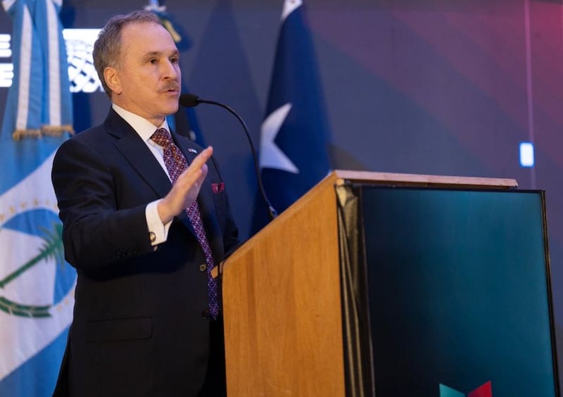 El embajador de Estados Unidos, Peter Lamelas