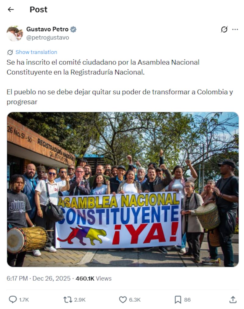 Gustavo Petro festeja la inscripción del comité ciudadano por la Asamblea Nacional Constituyente.
