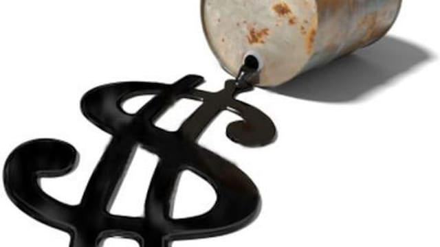 El crudo baja tras haber tocado precios récord: ¿arranca la rotación de carteras en acciones argentinas?