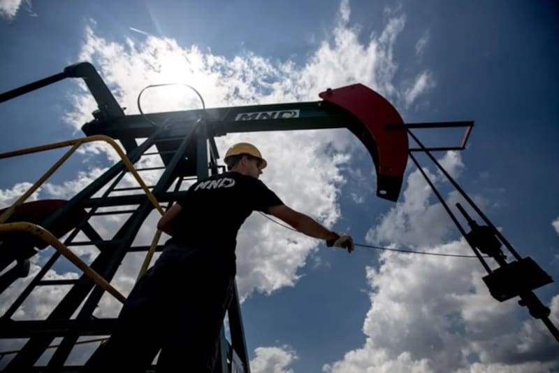 El petróleo baja, pero la tensión en Arabia Saudita lo sostiene cerca de máximos de seis meses.