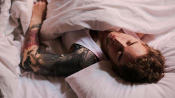 Qué significa soñar con un pantalones, según la psicología y la IA