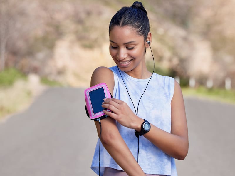 Caminar a paso ligero durante al menos 30 minutos puede generar un gasto calórico significativo sin necesidad de entrenamiento intenso. (Foto: archivo)