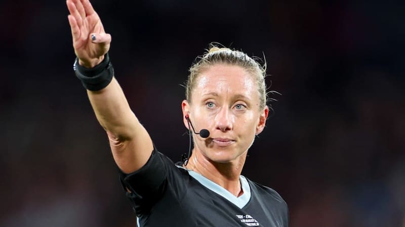 Sydney, Australien, 20.08.2023: referee Tori Penso (USA) gestikuliert waehrend des Finalspiels der FIFA Women's World Cup Australia & New Zealand 2023 zwischen Sapinen und England im Stadion Australia am 20. August 2023 in Sydney, Australien. (Foto von Sajad Imanian/DeFodi Images) Sydney, Australia, 20.08.2023: referee Tori Penso (USA) gestures during the Final - FIFA Women's World Cup Australia & New Zealand 2023 match between Spain vs England at Stadion Australia on August 20, 2023 in Sydney, Australia. (Photo by Sajad Imanian/DeFodi Images)