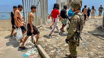 Piden al rey Felipe VI que visite Ceuta y Melilla “sin más dilación” mientras miles de migrantes siguen en la calle tres semanas después