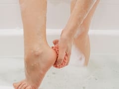 Lavarse los pies con sal y aceite de oliva: para qué sirve y por qué cada vez más personas lo recomiendan