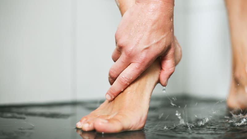 Lavarse los pies con sal: para qué sirve, por qué lo recomiendan y en qué momento hacerlo