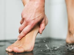 Limpiarse los pies con notas de jengibre rallado y sal: por qué recomiendan hacerlo y para qué sirve