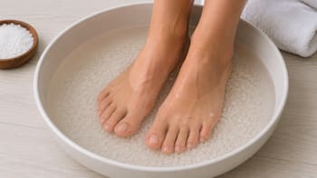 Lavarse los pies con sal gruesa y vinagre: para qué sirve y por qué lo aconsejan