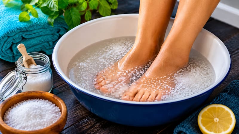 Este tipo de baño ayuda a mejorar la higiene de los pies y puede aliviar molestias leves. (Imagen ilustrativa creada con IA)