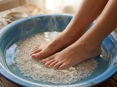 Lavarse los pies con sal y agua tibia: para qué sirve y por qué cada vez personas lo hacen