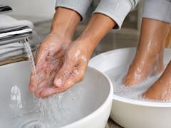 Lavarse los pies y las manos con sal y vinagre: para qué sirve y por qué lo recomiendan algunos expertos