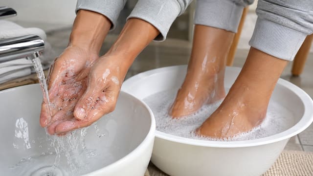 Lavarse los pies y las manos con sal y vinagre: para qué sirve y por qué lo recomiendan algunos expertos