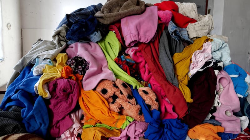 Cada europeo desecha de media unos 11 kilos de ropa usada al año, por lo que las autoridades buscan reforzar los sistemas de reciclaje textil y reutilización de prendas.