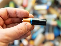 Por qué NO hay que tirar las pilas gastadas: el truco casero para convertirlas en un verdadero tesoro