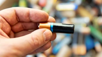 Por qué NO hay que tirar las pilas gastadas: el truco casero para convertirlas en un verdadero tesoro