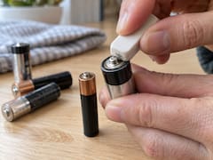Frotar una goma de borrar en las pilas AA y AAA: para qué sirve y cuándo puede funcionar