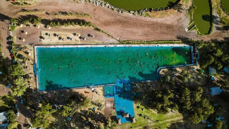 La entrada a la pileta es arancelada para los adultos, mientras que los niños de hasta 12 años ingresan de forma gratuita.