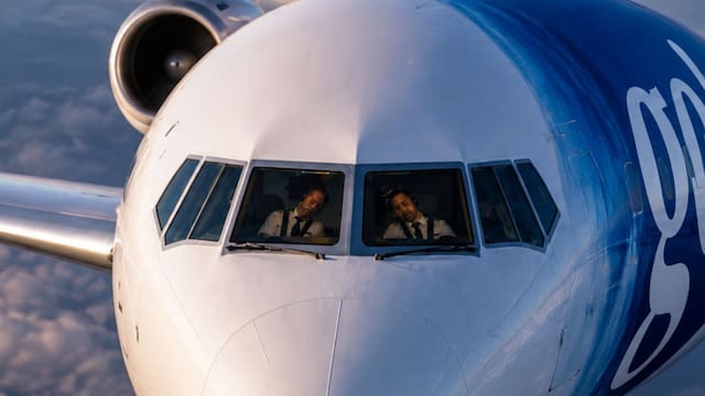 Ambos pilotos volaban un avión Bombardier con más de 40 pasajeros a bordo, se quedaron dormidos y el avión pasó de largo