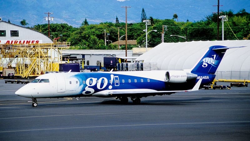Dos pilotos manejaban un Bombardier. En medio del viaje se quedaron dormidos con más de 40 pasajeros a bordo y el avión pasó de largo