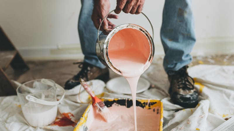 La Ley 820 de 2003 regula los contratos de arrendamiento urbano y establece las obligaciones de mantenimiento para ambas partes.