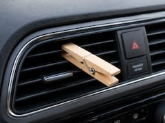 Poner una pinza de madera en la rejilla del aire acondicionado del coche: para qué sirve y por qué cada vez más conductores lo hacen