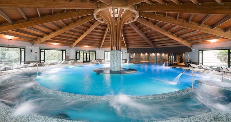 Las instalaciones interiores combinan arquitectura histórica y circuitos hidrotermales pensados para el descanso y el bienestar.