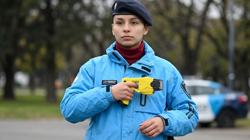 La Legislatura de la Provincia de Buenos Aires dio un paso clave para la incorporación de armas no letales en la Policía Bonaerense.