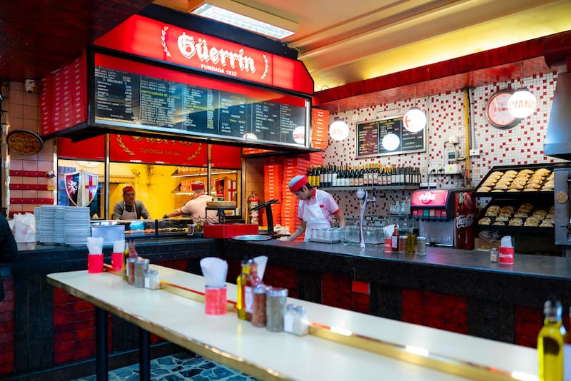 Fue a comer pizza en uno de los lugares más famosos de Buenos Aires y lo que le cobraron lo dejó sin palabras.