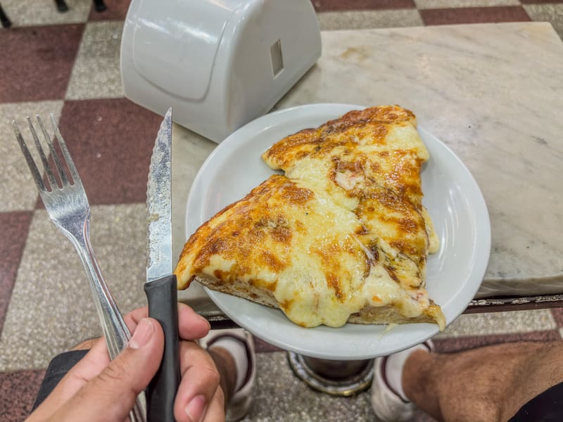 Fue a comer pizza en uno de los lugares más famosos de Buenos Aires y lo que le cobraron lo dejó sin palabras.