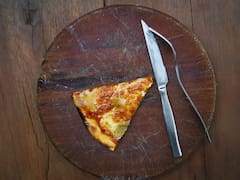 Qué revela de su personalidad comer pizza con cuchillo y tenedor, según la psicología