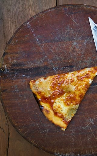 Qué revela de su personalidad comer pizza con cuchillo y tenedor, según la psicología