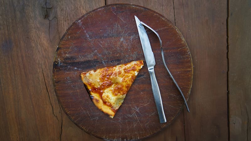 Usar cubiertos en comidas informales suele asociarse con una mayor búsqueda de orden y control.