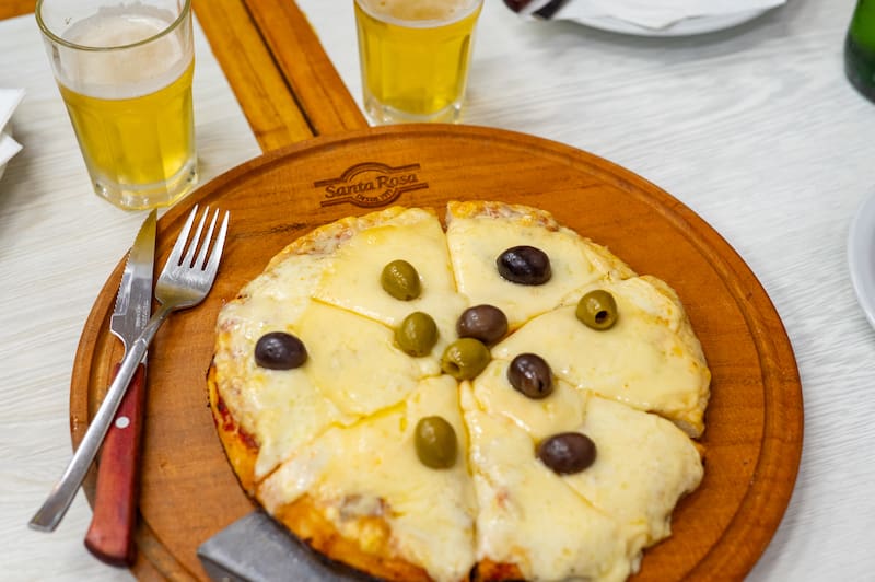 La pizza de El Cuartito es una de las más famosas de Buenos Aires.