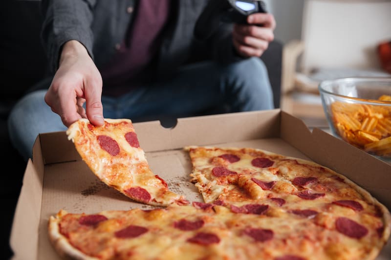 La explicación principal está en cómo se fabrican. Las cajas de pizza suelen partir de una plancha de cartón que se corta, marca y pliega hasta formar el envase.