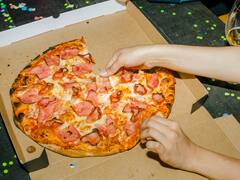 Pocos lo saben: si las pizzas son redondas, ¿Por qué las cajas son cuadradas?