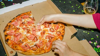 Pocos lo saben: si las pizzas son redondas, ¿Por qué las cajas son cuadradas?