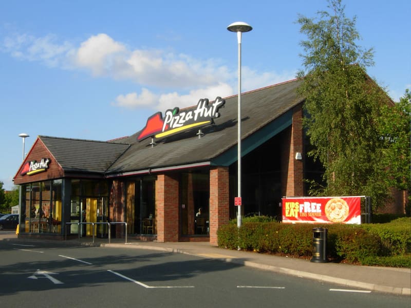 El cierre de más de 250 locales de Pizza Hut refleja los cambios que atraviesa la industria de la comida rápida. Fuente: Archivo.