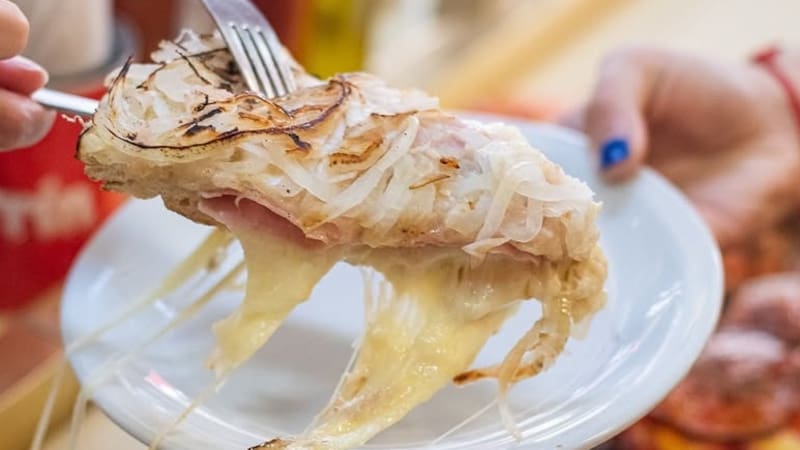 emblemática pizzería de Corrientes, más antigua que el Obelisco.