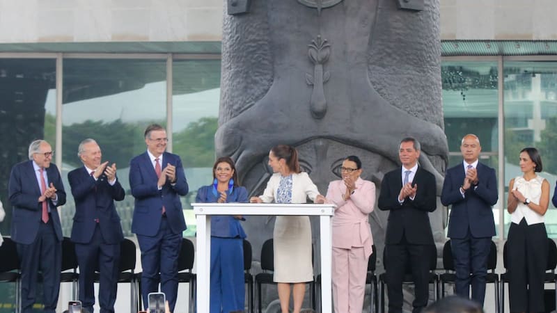 La presidenta Claudia Sheinbaum encabezó la presentación del decreto que busca acelerar la inversión en México, en un evento en el Museo Nacional de Antropología e Historia.