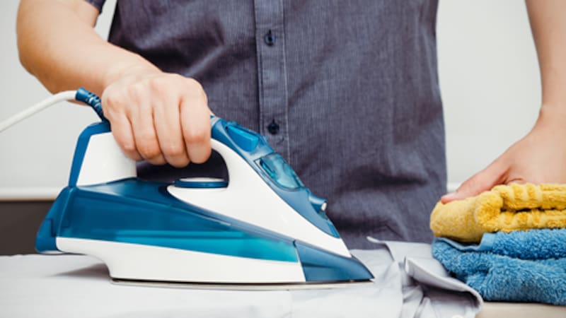 El truco casero de la sal y el vinagre para limpiar la plancha y no dañar la ropa