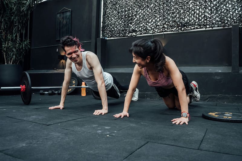 La "plancha abdominal" es crucial para prevenir dolores de espalda al fortalecer la zona media (Fuente: Pexels).